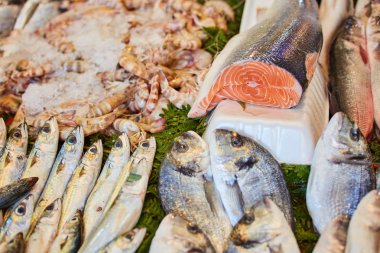 Sokak balık pazarında taze balık ve deniz ürünleri satılmaktadır. Istanbul, Türkiye.