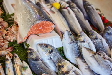 Sokak balık pazarında taze balık ve deniz ürünleri satılmaktadır. Istanbul, Türkiye.