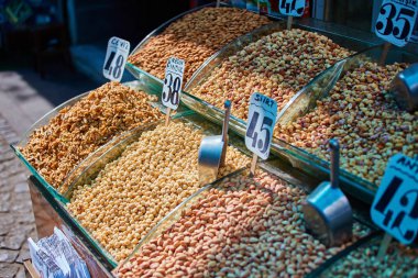 Antep fıstığı, ceviz, badem, ve otantik bir Türk ın Bazaarı yuvarlak metal kasetlerine somun