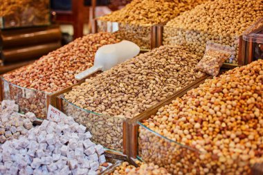 Antep fıstığı, ceviz, badem, ve otantik bir Türk ın Bazaarı yuvarlak metal kasetlerine somun