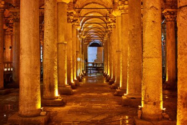 Bazilika Sarnıcı - İmparator Justinianus 'un altıncı yüzyılda inşa ettiği yeraltı su deposu, İstanbul, Türkiye