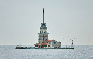 Kız Kulesi altında gri bulutlu gökyüzü, Boğaziçi, Istanbul, Türkiye