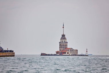 Kız Kulesi altında gri bulutlu gökyüzü, Boğaziçi, Istanbul, Türkiye