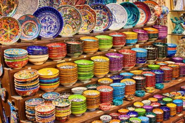 Geleneksel Türk renkli seramik, yemekler, kase, tabak, bardak, Kapalı Çarşı hatıra eşya üzerinde. Istanbul, Türkiye