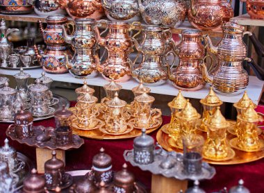 Türk seramik ve bakır kavanoz Kapalıçarşı Istanbul, Türkiye'de satışa.
