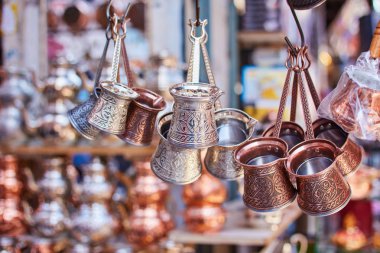 Türk seramik ve bakır kavanoz Kapalıçarşı Istanbul, Türkiye'de satışa.