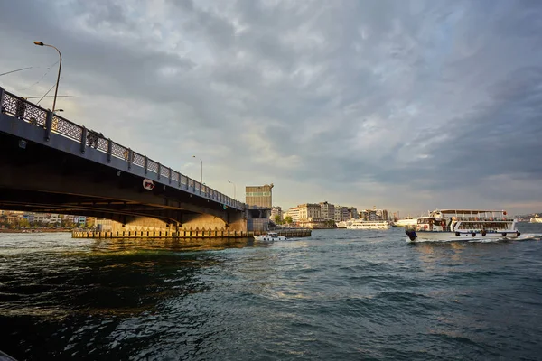 Pittoresk Utsikt Över Istanbul Och Galata Tower Från Sidan Bukten — Stockfoto