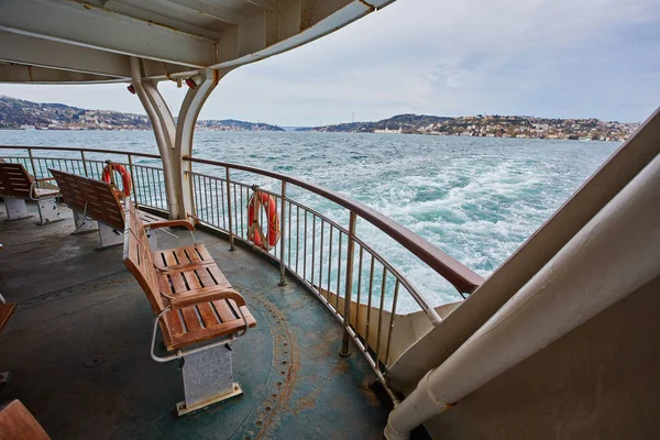 Crucero Bósforo Ferry Tiendas Vacías Con Vistas Bahía —  Fotos de Stock