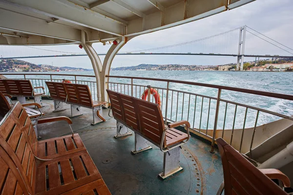 Crucero Bósforo Ferry Tiendas Vacías Con Vistas Bahía —  Fotos de Stock