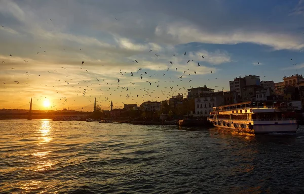 Estreito Bósforo Com Balsas Pôr Sol Istambul Turquia — Fotografia de Stock