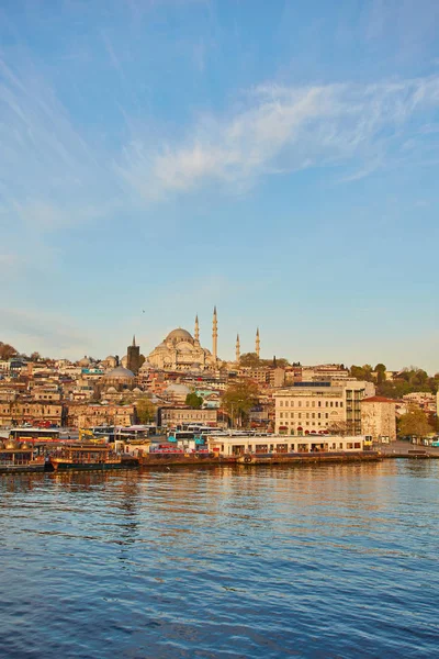 Cidade Istambul Com Barcos Mesquita Suleymaniye Turquia — Fotografia de Stock