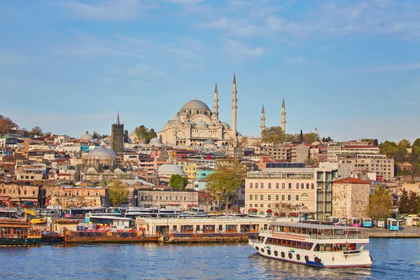 Istanbul cityscape tekneler ve Süleymaniye Camii, Türkiye.