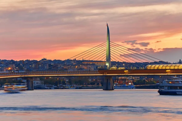 Istanbul Nybyggda Halic Metro Bridge Skymningen Med Dess Inlägget Modernt — Stockfoto