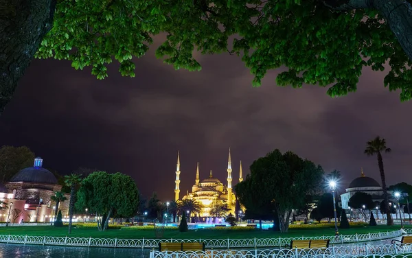 Mehmet Akif Ersoy Parkı Ndan Sultanahmet Camii Gece Görünümü — Stok fotoğraf