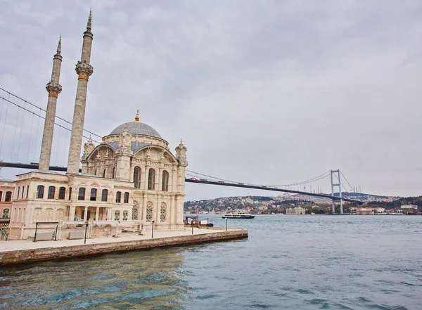 Τέμενος Ορτάκου Και Γέφυρα Βοσπόρου Κωνσταντινούπολη Τουρκία — Φωτογραφία Αρχείου