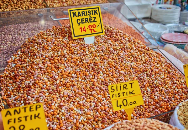 Pistache Walnoot Amandel Moer Ronde Metalen Dienbladen Een Authentieke Turkse — Stockfoto