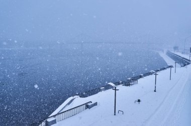 Akşam ve gece büyük Ukraynalı Nehri üzerinde Dnieper Kiev Ukrayna yaya köprüsü panoraması ile