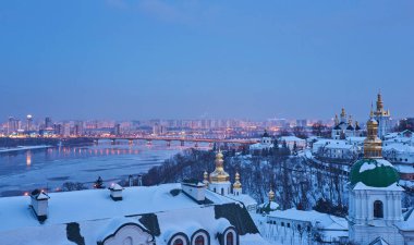 Kiev-Pechersk Lavra kışın, akşam görünümü, Kiev, Ukrayna