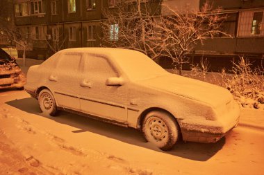Karla kaplı araba gece city kar yağışı sonra