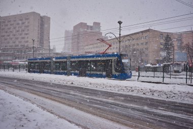 Kış city. Tramvay İstasyonu yoğun kar yağışı sırasında.