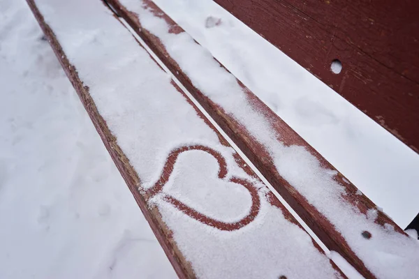 Symbol Srdce Nakreslena Bílém Sněhu Oranžové Lavice Zimní Dovolená Pozadí — Stock fotografie