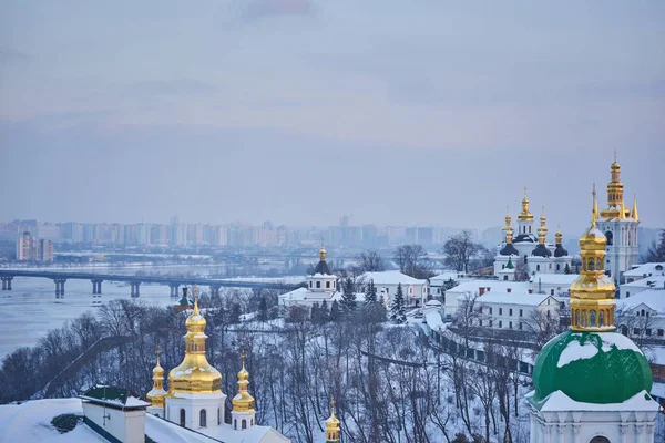 Kiev-Pechersk Lavra kışın, akşam görünümü, Kiev, Ukrayna