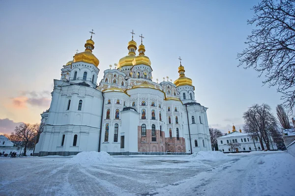 キエフ ペチェールシク大修道院 冬の夜のビュー キエフ ウクライナ — ストック写真
