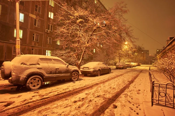 Coche Cubierto Nieve Después Las Nevadas Ciudad Nocturna —  Fotos de Stock