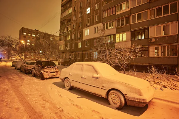 Snötäckt Bil Efter Snöfall Natt City — Stockfoto