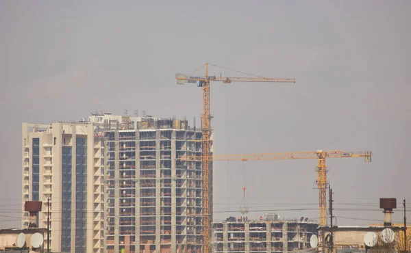 Construção Edifícios Inacabados Guindastes Construção Contra Fundo Céu Azul Claro — Fotografia de Stock