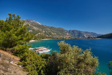 Ölüdeniz Ölüdeniz, Türkiye'nin bu bozulmamış beyaz plajları ve şaşırtıcı mavi suları, Güney-batı kıyılarında yer alan dünyanın en iyi plajlarından biridir.