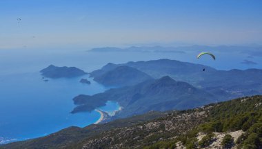 Ölüdeniz Ölüdeniz, Türkiye'nin bu bozulmamış beyaz plajları ve şaşırtıcı mavi suları, Güney-batı kıyılarında yer alan dünyanın en iyi plajlarından biridir.