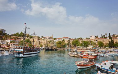 Yat Limanı ve kırmızı Ev'in havadan görünümü eski kasaba timelapse Antalya, Türkiye çatılar. Turistik Şehir Merkezi Antalya deniz koyunda. Antalya, Türkiye'nin Simgesel Yapı güneşli bir günde. Antalya, yatlara seyahat