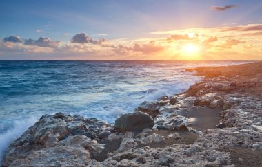 Kıbrıs sahil kapalı Akdeniz'in kıyısında günbatımı