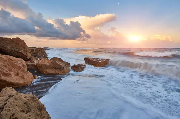 キプロスのビーチの美しい明るい夕日 — ストック写真