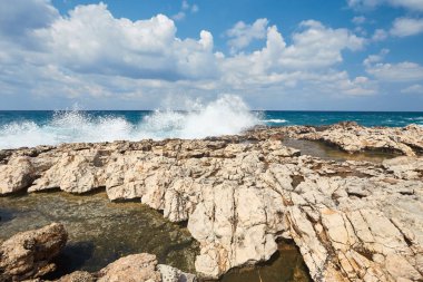 Büyük dalgalar sonu Güney Akamas, Kıbrıs için Rocky Cape Yarımadası Lara hakkında