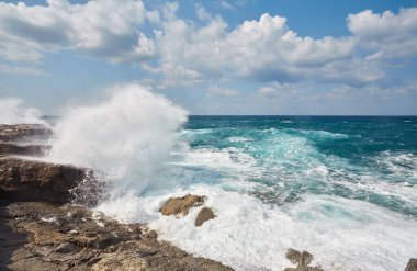 Büyük dalgalar sonu Güney Akamas, Kıbrıs için Rocky Cape Yarımadası Lara hakkında