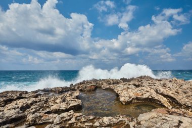 Büyük dalgalar sonu Güney Akamas, Kıbrıs için Rocky Cape Yarımadası Lara hakkında