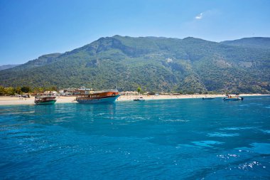 Ölüdeniz Ölüdeniz, Türkiye'nin bu bozulmamış beyaz plajları ve şaşırtıcı mavi suları, Güney-batı kıyılarında yer alan dünyanın en iyi plajlarından biridir.