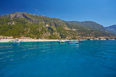 Ölüdeniz Ölüdeniz, Türkiye'nin bu bozulmamış beyaz plajları ve şaşırtıcı mavi suları, Güney-batı kıyılarında yer alan dünyanın en iyi plajlarından biridir.