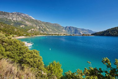 Güney-Batı Türkiye üzerinde yer alan kenarı, bozulmamış beyaz plajları ve şaşırtıcı mavi suları, Ölüdeniz, Fethiye içinde dünyanın en iyi plajlarından biridir.