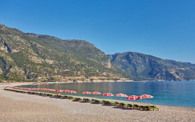 Blue Lagoon Ölüdeniz, Türkiye'de inanılmaz hava görünümünü. Deniz tükürük, yeşil ağaçlar, masmavi su, parlak güneşli bir günde kumlu plaj, yaz yatay. Arka plan seyahat. Milli Park üstten görünüm.