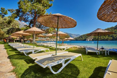 Güney-Batı Türkiye üzerinde yer alan kenarı, bozulmamış beyaz plajları ve şaşırtıcı mavi suları, Ölüdeniz, Fethiye içinde dünyanın en iyi plajlarından biridir.