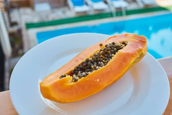 Papaya Połowa Owoców Pocięte Kawałki Zamknij Się Zdjęcie Talerzu — Zdjęcie stockowe