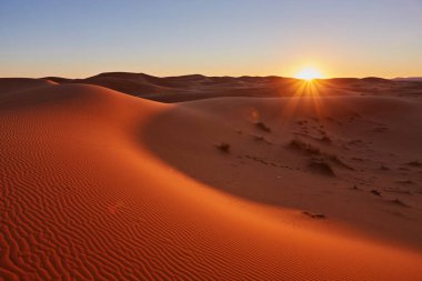 Sahara Çölü'nde güzel gün batımı.