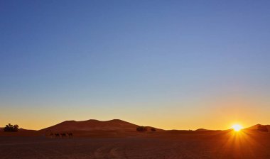 Sahara Çölü'nde güzel gün batımı.