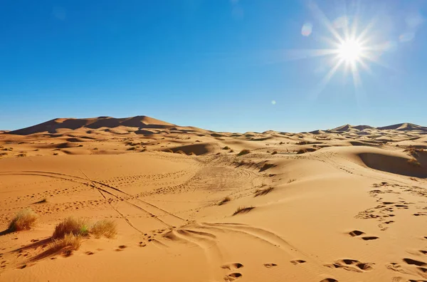 Pôr do sol no deserto do Saara perto de Merzuga, Marrocos — Fotografia de Stock