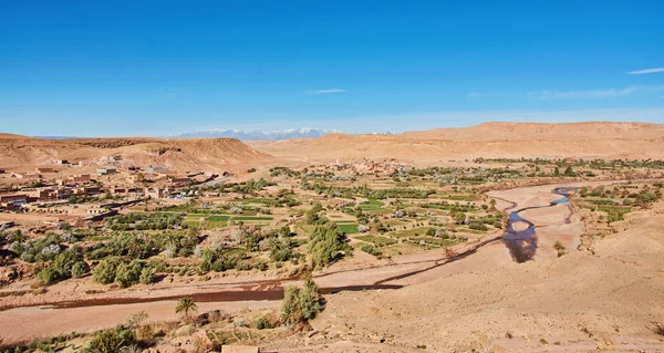 Pouštní krajina s pohoří Atlas poblíž Kasbah Ait Ben Haddou — Stock fotografie