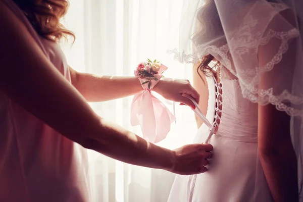 Hilfe Für Die Braut Ihr Hochzeitskleid Anzuziehen — Stockfoto