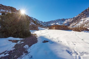 Hiking trail için üst Mount Toubkal - Fas